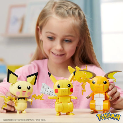 MEGA Construye y exhibe a Pokémon Pikachu y su trío evolutivo